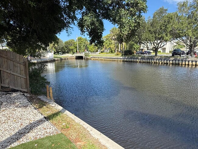 Building Photo - 632 NE 20th St