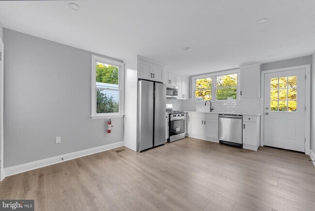 Foto del edificio - 15 N Main St