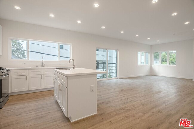 Foto del edificio - 4939 1/2 Elmwood Ave