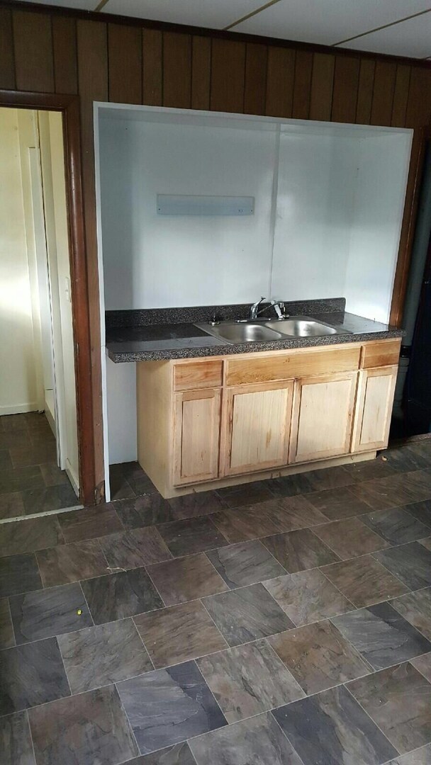 Building Photo - 3 bedrooms 2 full baths