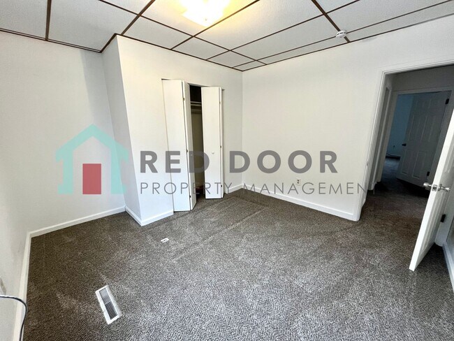 Foto del edificio - Charming Remodeled 2-Bedroom Home with Mod...