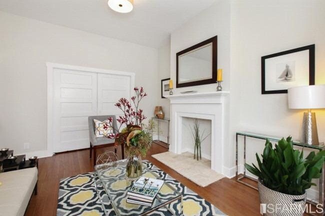 Building Photo - 3BR/2BA Renovated Victorian Full Floor Fla...
