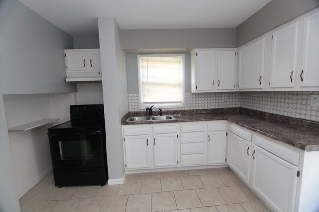 Building Photo - Luxury Living Unleashed: $200 OFF 1st Mont...