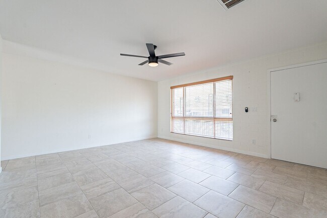 Building Photo - 10802 W Hope Dr