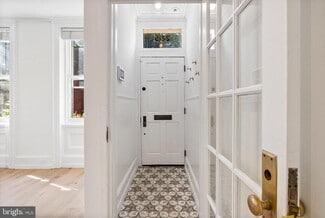 Building Photo - 2215 Pine St