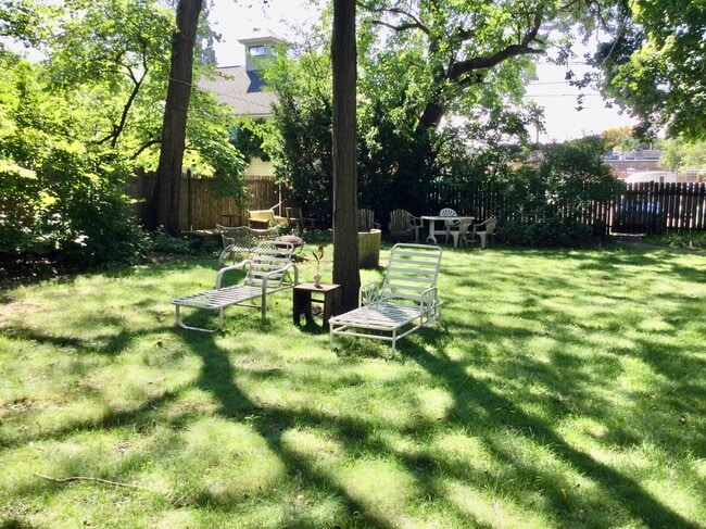 Building Photo - 1306 Hinman Ave