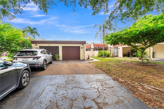 Foto del edificio - 9820 NW 65th Ct