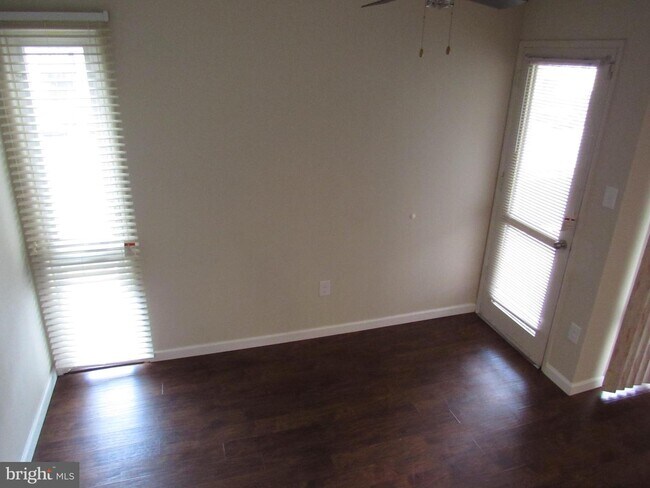 Foto del edificio - 7326 Donnell Pl