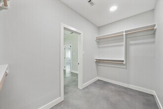 Building Photo - 1425 Oak Hollow Dr