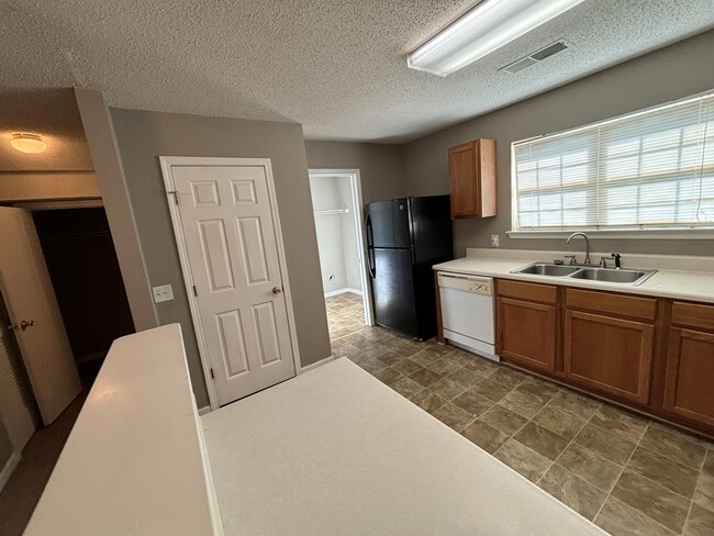 Building Photo - 121 Evergreen Dr