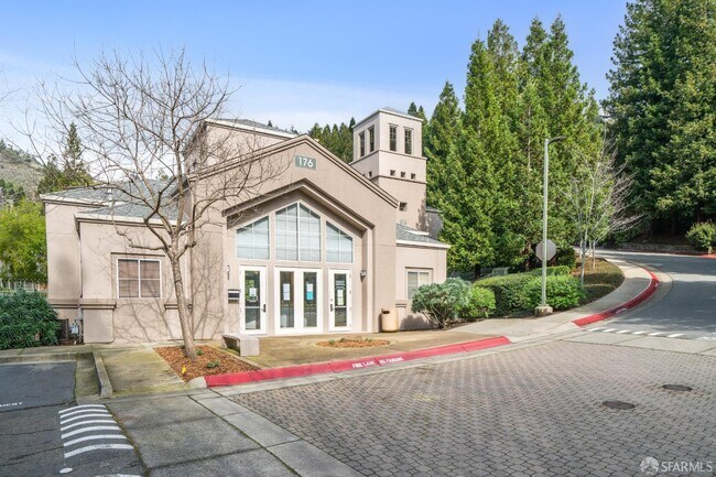 Foto del edificio - 220 Caldecott Ln