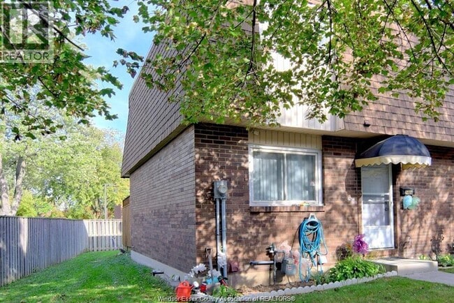 Building Photo - 5468 Lassaline Ave