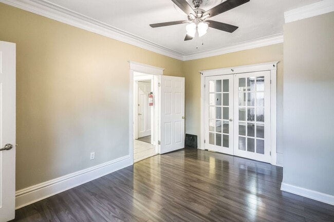 Building Photo - 24 Holton Av S