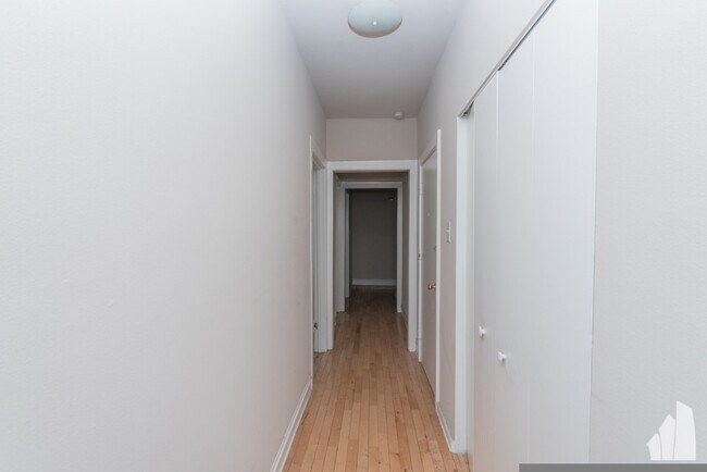 Foto del edificio - 5662 N Ridge Ave