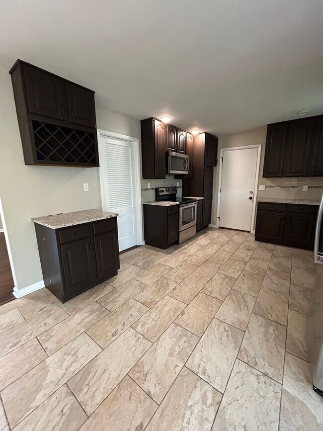Foto del edificio - 5 bed 2 bath House in a quiet neighborhood