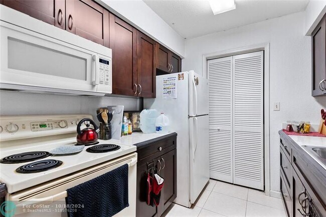 Building Photo - 755 Riverside Dr