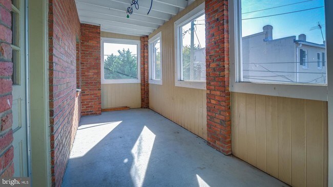 Building Photo - 2329 Fairlawn Ave SE