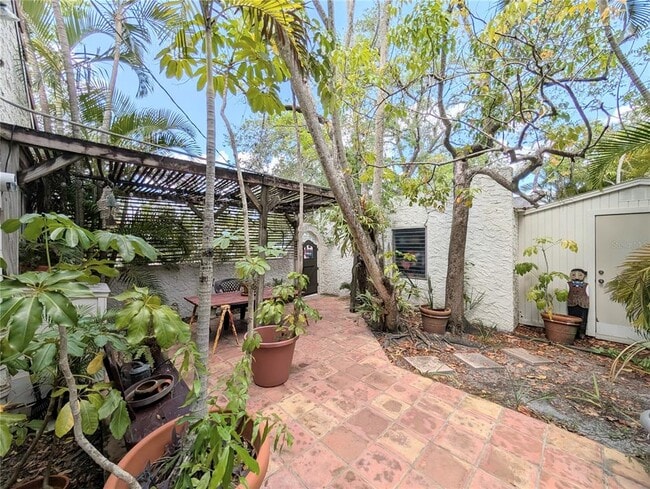 Building Photo - 1701 Siesta Dr