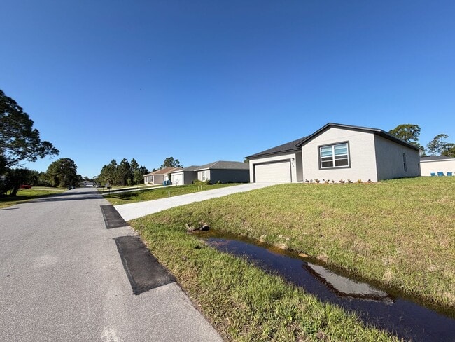 Building Photo - 2810 Felda Ave