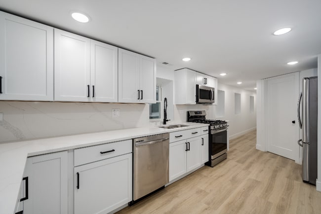 Foto del edificio - 1229 W 32nd Pl