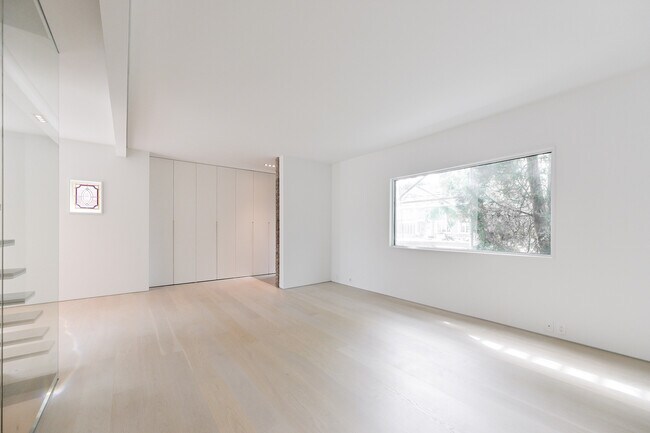 Building Photo - 180 Belsize Dr