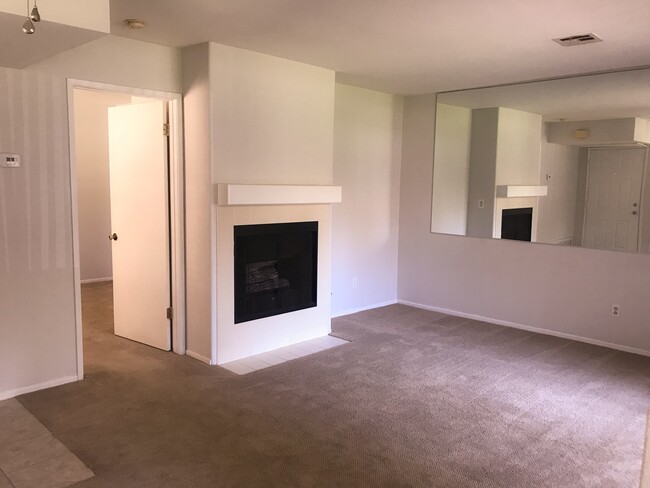 Foto del edificio - 1 Bed, 1 Bath Condo - Fireplace + Private ...