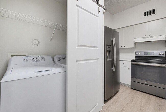 Building Photo - 350 Crestwood Cir