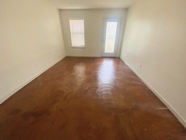 Building Photo - 2-Bed, 2.5-Bath Townhouse Near McNeese State University