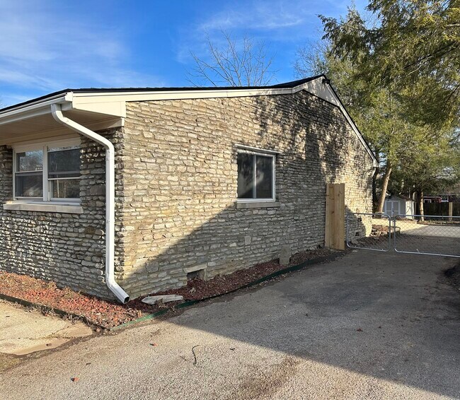 Building Photo - 1820 Ranier Dr