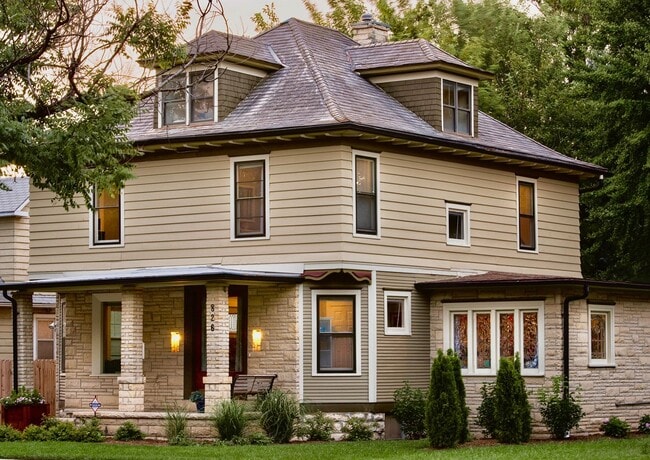 Building Photo - 3D Tour Available - Huge House! Two Kitche...