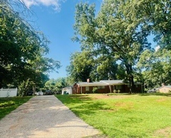 Building Photo - This Beautiful 4 bed 2.5 bath brick ranch ...