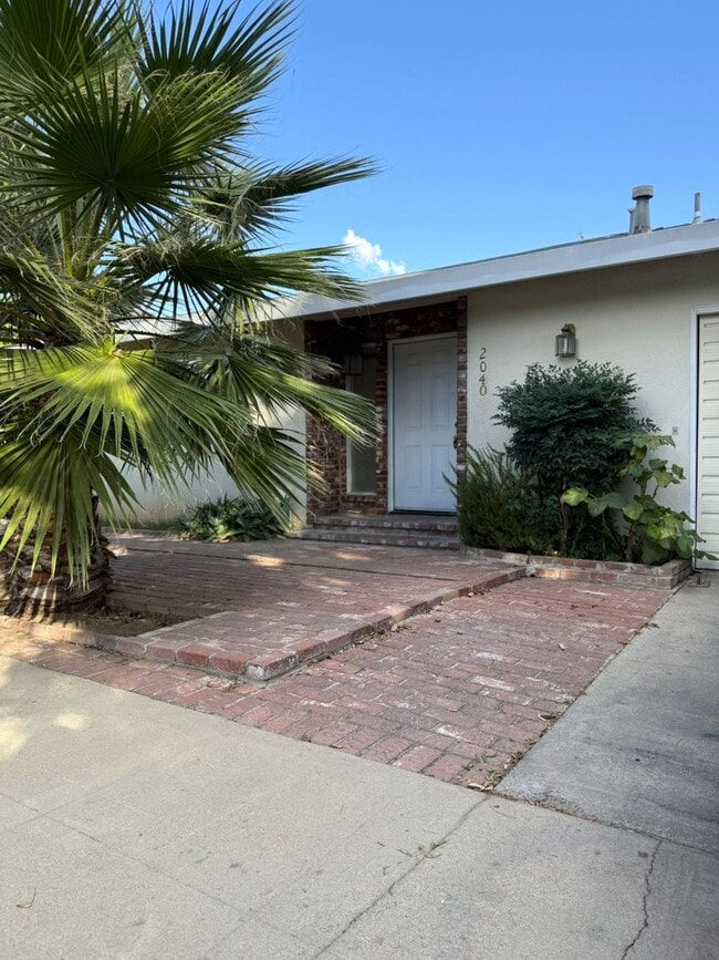 Building Photo - Spacious 2/2 home near shopping