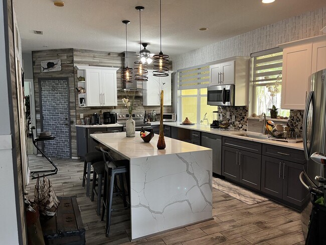 Building Photo - 9830 SW Eastbrook Cir