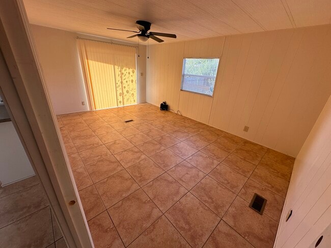 Building Photo - 1815 Woodcrest Dr