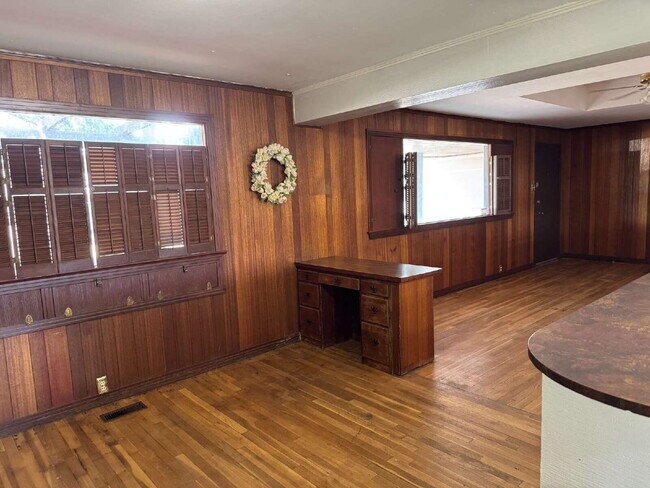 Building Photo - "Charming 2-Bed Home with Gleaming Hardwood Floors in Central Lubbock – 1274 Sq. Ft. of Cozy Livi...