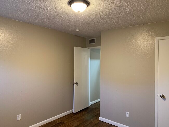 Spacious bedrooms - 2142 W Brooks St