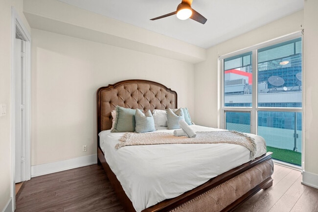 Building Photo - 277 Front St W