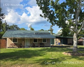 Building Photo - 1920 Houston St