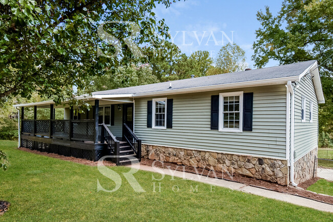 Building Photo - Feel welcome and comfortable in this charm...