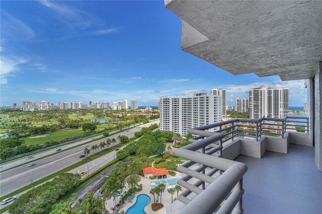 Foto del edificio - 3300 NE 191st St