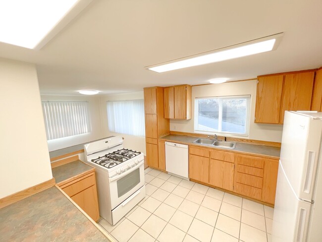 Building Photo - MOVE IN READY! 3 Bedroom, 2 bath Multi-Lev...