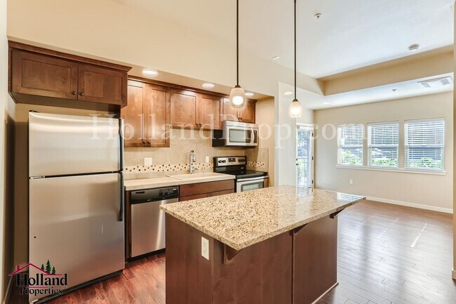 Foto del edificio - Nice ground floor 1 bedroom condo. Less than 1/4 mile to Nike!