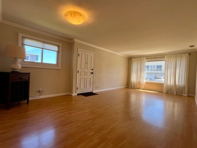 Building Photo - Beautiful 3 bed 1 bath conveniently locate...