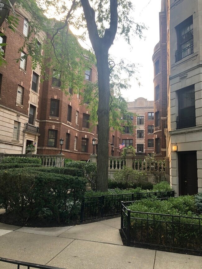 Building Photo - 2324 N Lincoln Park W