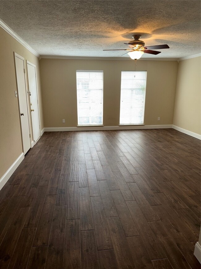 Building Photo - 425 N Post Oak Ln