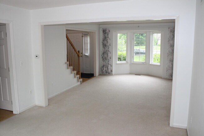 Foto del edificio - 165 Rockwood Ct