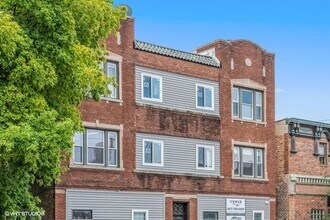 Building Photo - 4413 W Montrose Ave