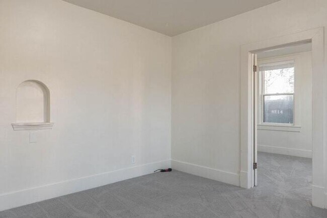Building Photo - Clean 1 Bed 1 Bath
