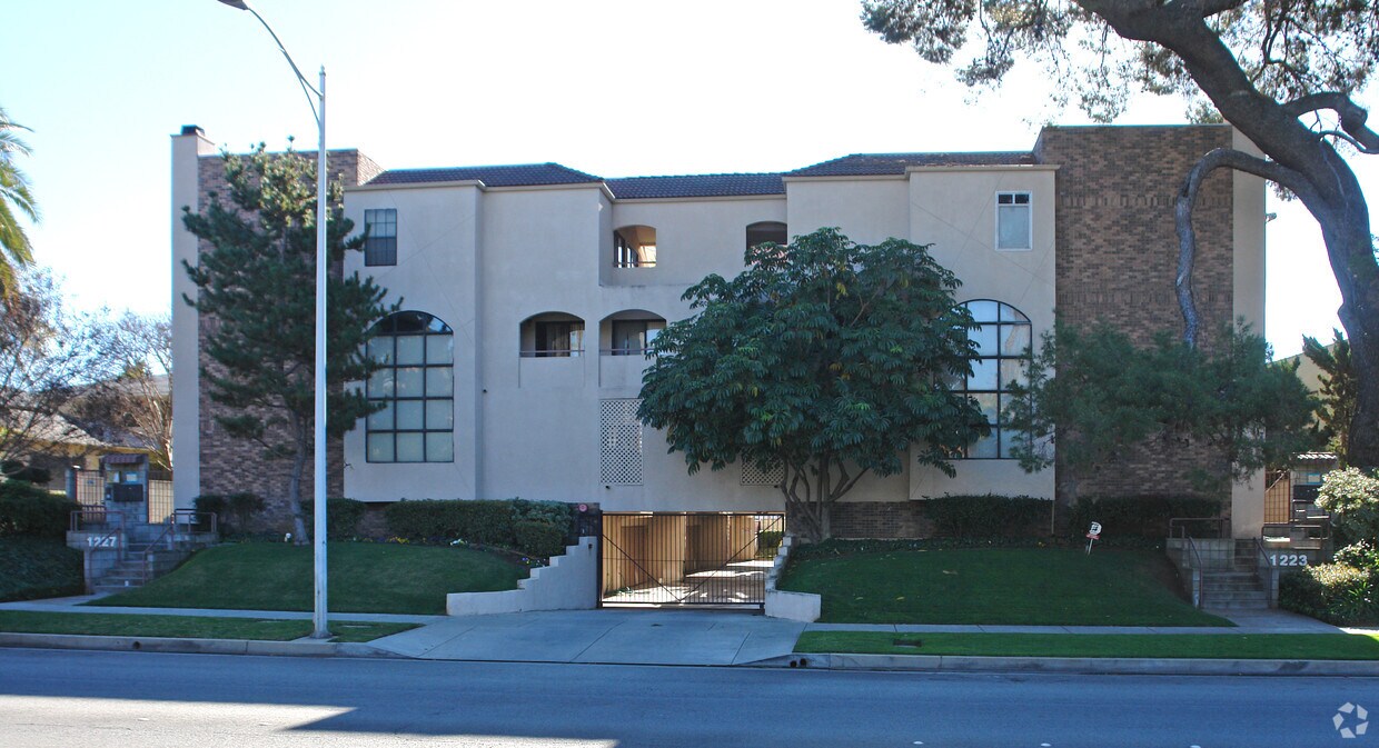 Primary Photo - 1223-1227 Huntington Dr