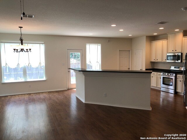 Building Photo - 117 Lone Star